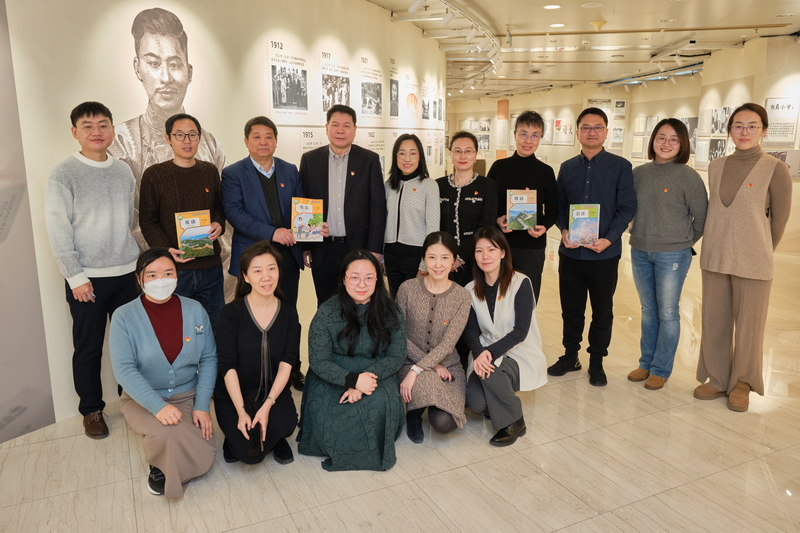 观展领导合影_调整大小.jpg